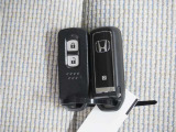 ◆スマートキー◆カギをバッグやポケットに入れたままでもドアロックの開閉ができる『スマートキー』付き!雨天や暗くなってもカギを取り出す必要がなくドアの開錠&エンジンも始動できます