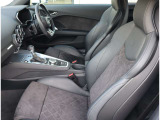 Audi正規ディーラーが高品質をお約束。高度な訓練・教育を受けたAudi専任メカニックが、100項目にもおよぶ精密な点検を実施いたします。すべてをクリアしたAudi車だけが、あなたのお手元に届けられるのです。