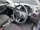 別角度からの運転席の画像です。オルガン式アクセルペダルの採用で運転時の疲労軽減に役立っています☆