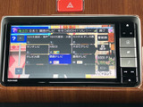 停車中にテレビ番組を視聴できる画面を備え、休憩時間など車内で過ごすひとときに活用できます。複数の放送局を選べる表示で、気分に合わせて番組をお楽しみいただけます。