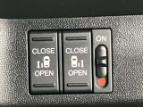 両側パワースライドドアを採用しており、運転席から簡単に開閉操作が可能です。駐車場や狭い場所でも扱いやすく、乗車時・降車時の負担を軽減します。