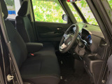 運転席まわりは前方の視界が広く、座った姿勢から周囲を確認しやすいレイアウトです。シートやアームレストも備わり、毎日の移動を落ち着いて過ごせる空間になっています。