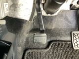パーキングブレーキは、フットブレーキタイプです。