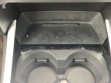ワイヤレス充電器も搭載。スマートフォンも置くだけで充電可能です。(対応機種のみ)