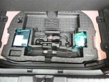 スペアタイヤレス車です。応急セットを搭載しております。