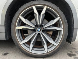 BMWならではの卓越した走りを支えるホイールと足回りです!日本車の走りに慣れている方にもぜひ体感して頂きたいほど、高いレベルでまとまっています!純正20インチアルミホイール。