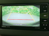 後方の様子を画面で確認でき、駐車時に周囲との位置関係を把握するのに役立ちます。目安となるラインも表示されるため、車庫入れや切り返しの際に確認しやすい装備です。
