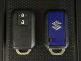【スマートキー】持っているだけでエンジン始動や、ドアロックの開閉まで可能な便利なスマートキーを装備しています。イモビライザーでセキュリティー対策もOKです!