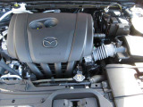 24Vマイルドハイブリッドで爽快な走りを実現する「e-SKYACTIV-G 2.0」。高効率エンジンと電動化技術の組み合わせにより、燃費性能とアイドリングストップ機能をさらに向上させました。