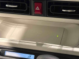手の届くところにスマートフォンが置けるインパネセンタートレイ (メーカーオプションのワイヤレス充電機能付き)
