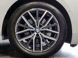 【BMWアロイホイル】軽量かつ強度に拘ったアロイホイル。走行性能ポテンシャルを引き出す設計。車の足元を引き締めてくれる大きなポイントはアロイホイルです。