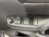 パワーウィンドウスイッチで運転席から全席の窓の開閉ができます♪