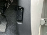 マツダでは、下に支点があるオルガン式アクセルペダルを採用し、足首とペダルの動きが一致したスムーズな操作を実現しています。