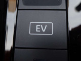【EVモード】あらかじめリチウムイオンバッテリーを充電するモードです。 EVモードスイッチをONにするとエンジンの始動を極力抑えて走行します!