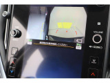 リヤカメラ付きなので、シフトレバーをリバースにすると連動してカメラ映像に切り替わります。