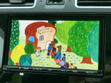車内の画面でテレビ番組を視聴でき、停車中の待ち時間を過ごす際にも活用できます。映像が画面に表示され、操作画面からテレビを選べるため、扱いやすい装備です。