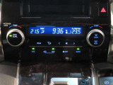 左右独立温度コントロールフルオートエアコンです。運転席、助手席それぞれで独立して温度設定ができます。冷え性の方が乗っても安心ですね♪