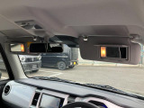 運転席と助手席にはライト&ミラー付きサンバイザーを装備☆