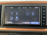 AM・FMやテレビ、SD、Bluetoothなどのソースが画面に表示され、使いたい音源を選びやすい構成です。交通情報の表示にも対応し、毎日の移動中に便利にお使いいただけます。