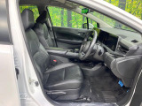運転席まわりには十分なスペースがあり、大柄な方でもゆったり運転していただける環境です。