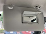 サンバイザーに鏡がついてますので車から降りる前に身だしなみチェック出来ます。