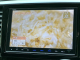 テレビ番組を画面で楽しめる装備です。お出かけ先で停車している間の待ち時間にも映像を視聴でき、車内で過ごす時間を快適にしてくれます。画面表示も見やすく、くつろぎのひとときに便利です。