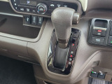 手に馴染むシフトノブで扱いやすく、快適な運転を支えます。