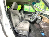 運転席まわりには十分なスペースがあり、大柄な方でもゆったり運転していただける環境です。