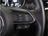 【マツダ・レーダー・クルーズ・コントロール】センサーが前方車を検知し、運転者がアクセルペダルやブレーキペダルを踏まなくても、設定した速度での走行や、前方車との車間距離を一定に保つ追従走行ができます。