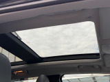デュアルペインパノラミックサンルーフ装備しております。