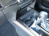 手元に飲み物を安定して置けるホルダーを備え、運転席や助手席から自然な動作で出し入れできます。奥側にはスマートフォンなどの小物を整理しやすいトレイが配置され、車内のすっきりとした使い勝手を支えます。