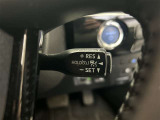 前方の車との車間を設定し、スピードを上げたり緩めたりを自動で行ってくれる追尾式の「レーダークルーズ」。上級装備の一つです!高級車にしかつかない嬉しい機能です。