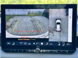 駐車場や交差点で周囲の安全確認をサポートする「パノラミックビューモニター」を搭載。