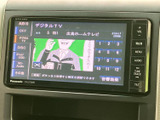 デジタルテレビの番組画面を表示でき、停車中のひとときに映像を楽しめます。チャンネル選択も画面上で確認しやすく、休憩時間を過ごす際に便利です。