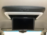 天井にリア席モニターが付いています。ナビゲーションで再生しているDVD等の映像を、後部座席の方にご覧いただくことができます。お子様にも大人気です。