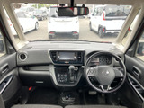運転席から助手席まで見渡しやすい、明るく開放感のある室内です。前方の視界も広く、乗り降りの際もゆとりを感じられる空間。落ち着いた色合いで日々の運転を迎えます。