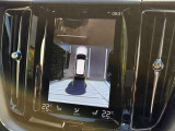 360&deg;カメラは縦型画面でとても見やすく、全方位にセンサーも付いているので狭い道でも安心です。クロストラフィックアラートで後方の障害物もお知らせしてくれます。