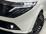 【LEDヘッドライト】悪天候や夜間走行時も良好な視界を確保し安心して運転できる高輝度LEDヘッドライトを装備!点灯速度が早く、消費電力も抑えられています。