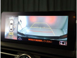 パノラミックビューモニター。車両を上から見たような映像を表示。運転席から目視しにくい車両周囲の状況をリアルタイムで確認できます。