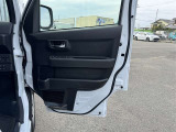 運転席ドアの内張です!使用感が少なくきれいな状態です!ドリンクホルダーや収納も備わっています!