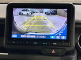 車両後方の映像とガイドラインを画面で確認でき、駐車時の周囲確認をサポートします。車庫入れや切り返しの際に後方の状況を把握しやすく、日常の駐車に便利な装備です。