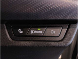 【ルームミラー一体型ETC車載器】ルームミラーの裏側に目立たない様に配置されたETCカード挿入口。スタイリッシュ且つ機能的なものとなっております。