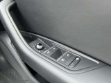 ミラーヒーター、ミラー格納、ミラー調整スイッチ、窓の開閉操作。Audiでは触感開発チームがあり、クリック感は操作する喜びを感じていただけます。
