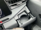 ロングドライブには欠かせないドリンクホルダー装備、お好みの飲み物を置くことができます。使わないときはすっきり収納できます。