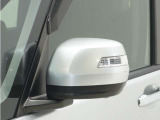 ◆ドアミラーウインカー◆ドアミラーにウインカーを装備しています。対向車に自身の進行方向を合図し安全に運転できます。