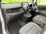 前席まわりは視界が広く、運転席から助手席側まで見渡しやすい配置です。落ち着いた色合いのシートとすっきりした足元で、同乗者もくつろぎやすい空間。日々の移動を快適にお楽しみいただけます。