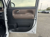 運転席ドアの内張です!使用感が少なくきれいな状態です!ドリンクホルダーや収納も備わっています!
