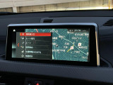 【純正ナビゲーション】BMWのナビゲーションは操作性も良く、詳細な地図情報と交通状況を見やすく表示し、快適なドライビングをサポートしながら目的地までナビゲートします。