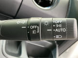 速度やエンジン回転数などの情報が運転席正面にまとまり、視線を大きく動かさず確認できます。中央の表示や警告灯も見渡しやすく、日々の運転時に役立つ配置です。
