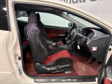 操作性に優れた運転席となります!小物入れや各ボタンの配置にこだわり、使いやすいです!座り心地もよく視認性も良好なのでロングドライブもお任せ下さい!